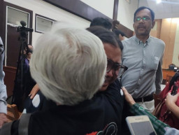 Terdakwa Aktivis HAM Berdebat Dalam Sidang "Lord Luhut"