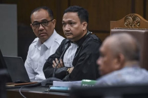 Dejure Komisaris Konsultan Pajak Istrinya, Defacto Suaminya