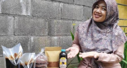 Petani Milenial yang Sukses Kreasikan Gula Aren Cair dan Bakwan Kering