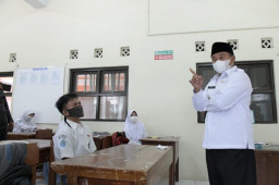 Tinjau PTM di Tasikmalaya, Wagub Jabar Pastikan Prokes Diterapkan dengan Ketat