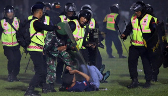 Tanding Malam, Gaet Penonton, Korbankan Suporter