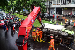 Truk Dino Terguling di MERR, Jalan Macet 3 Kilometer