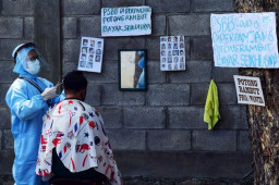 Tukang Cukur Ala Tim Medis Corona