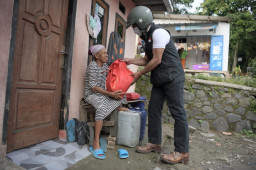 Turun ke Lapangan, Ridwan Kamil Bagikan Bantuan kepada Masyarakat Kabupaten Bogor dan Cianjur