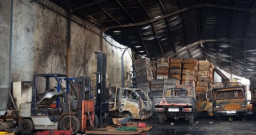 Butuh 30 Unit Damkar dan 6 Jam Lebih, Padamkan Gudang Tiner di Kalianak