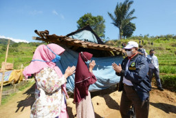 Uu Ruzhanul Serahkan Bantuan Perbaikan Rutilahu di Majalengka
