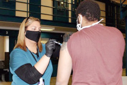 Disuntik 6 Kali Dosis Vaksin Pfizer, Puluhan Napi Iowa Overdosis