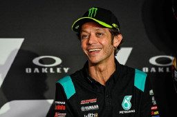 Pensiun dari MotoGP, Beralih ke Balap Mobil