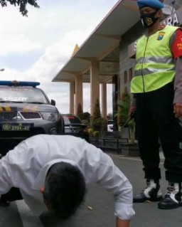 Langgar Inpres 06/2020, 11 Anggota Polres Blitar Kota Disanksi Push Up