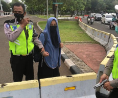Wanita Berpistol Mau Masuk Istana Negara, Jokowi Naik Kapal Perang ke IKN