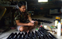 Mantan Karyawan Pabrik Sukses Bisnis Sepatu Langganan PDL