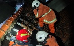 Ditinggal Ngobrol Bareng Tetangga, Rumah di Jalan Petemon Barat Terbakar