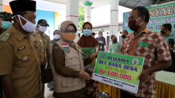 BLT-DD Cair, Bupati Jombang Serahkan Bantuan Secara Simbolis