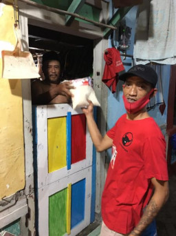 Kader Muda PDI Blusukan Bagikan Beras
