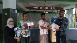 Komunitas Pecinta Alam Berikan THR 20 Juru Kunci Makam Sesepuh Surabaya