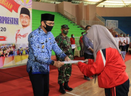 Plt. Walikota Serahkan Uang Penghargaan Atlet dan Pelatih Berprestasi