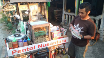 Lelaki di Jombang Jual Pentol Keliling Sambil Bawa Buku Bacaan