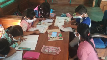 Anak SD di Jombang Belajar Daring dengan Fasilitas Terbatas