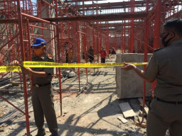 Belum Ada IMB, Satpol PP Tuban Segel dan Hentikan Pengerjaan Toko 5 Lantai