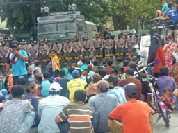 Ratusan Warga Datangi Mapolres Gresik, Minta Bebaskan Teman