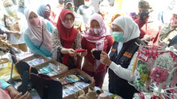 Bagi Ribuan Masker, Gubernur Gowes Keliling Kota Mojokerto