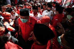 [FOTO] Massa Pendukung Eri-Armuji Abaikan Physical Distancing