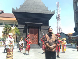 Peringati Hari Sarjana UWKS Bekali Mahasiswa Jiwa Kejuangan