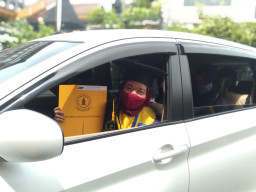 UWKS Gelar Wisuda Secara Drive Thru