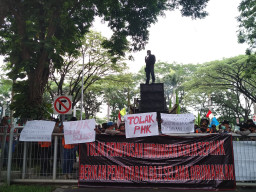 Tolak di PHK, Ratusan Linmas Unjuk Rasa Depan Kantor PT. Ciputra Surya