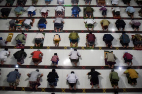 Lansia Harus Selalu Kenakan Masker Saat Ibadah