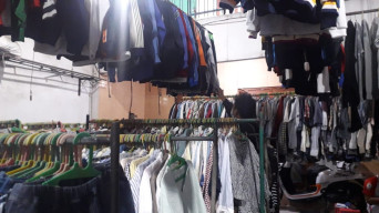 Pembeli Baju Bekas Impor di Gembong Mulai Ramai Lagi