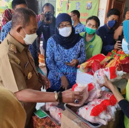 Wawali Cak Ji Tinjau Operasi Pasar di Balai RW 5 Balongsari