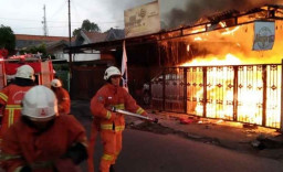 Cafe dan Mobil Ludes Dilalap Si Jago Merah