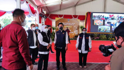 Dihadiri Khofifah dan Emil, Vaksinasi di Islamic Center Picu Kerumunan