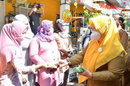 Minta Tunda Kehamilan di Masa Pandemi, Wabup Gresik Bagi-Bagi Kondom