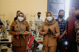 Tinjau Inkubasi Sepatu, Wali Kota Dorong Pengembangan Brand Lokal