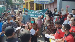 Lahan Dikuasai Pemkab Mojokerto, Puluhan Ahli Waris Demo Depan Pasar Niaga