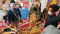 Kunjungi Stand Pameran, DPRD Kota Mojokerto Bangga Produk UMKM Diserbu Pembeli
