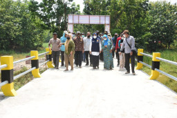 Bupati Ikfina Tinjau Proyek BK Desa