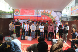 Berbagi Bansos di Masa Pandemi Covid-19 Bersama Warga Indonesia Timur