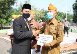 Di Hari Pahlawan, Bupati Lamongan Beri Santunan ke Pejuang