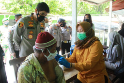 Tinjau Vaksinasi ODGJ, Kapolresta Mojokerto Beri Penghargaan Pengasuh Pondok 99