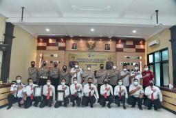 Kapolres Lamongan Berikan Reward Kepada Anggota dan Masyarakat yang Bantu Tugas Kepolisian