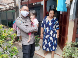 Jum'at Sedekah, Sat Binmas Polres Sampang Datangi Anak Penderita Hidrosefalus