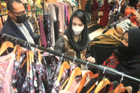 FOTO : Arumi Bachsin Tinjau Pameran Batik Fair 2021, UMKM jadi Tulang Punggung Perekonomian