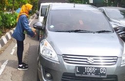 Keluarga Besar Mahasiswa Unitomo Aksi Penggalangan Dana untuk Korban Erupsi Semeru