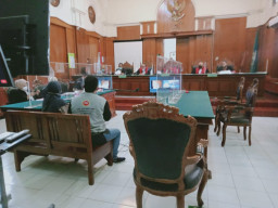 Bacok Tajiono dan Istrinya Khumaini Diadili