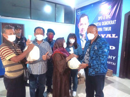 5000 Liter Minyak Goreng Murah Demokrat Jatim diborong Wong Cilik