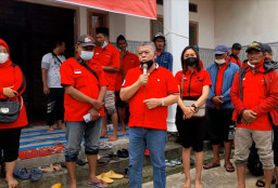 PDI Perjuangan Gotong Royong 55 Truck Batu Kapur Atasi Banjir di Lamongan