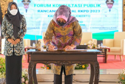 Beri Paparan Forum Konsultasi Publik Ranwal RKPD 2023, Ayni Zuroh Jabarkan Pokir dan Rekomendasi Awal Dewan